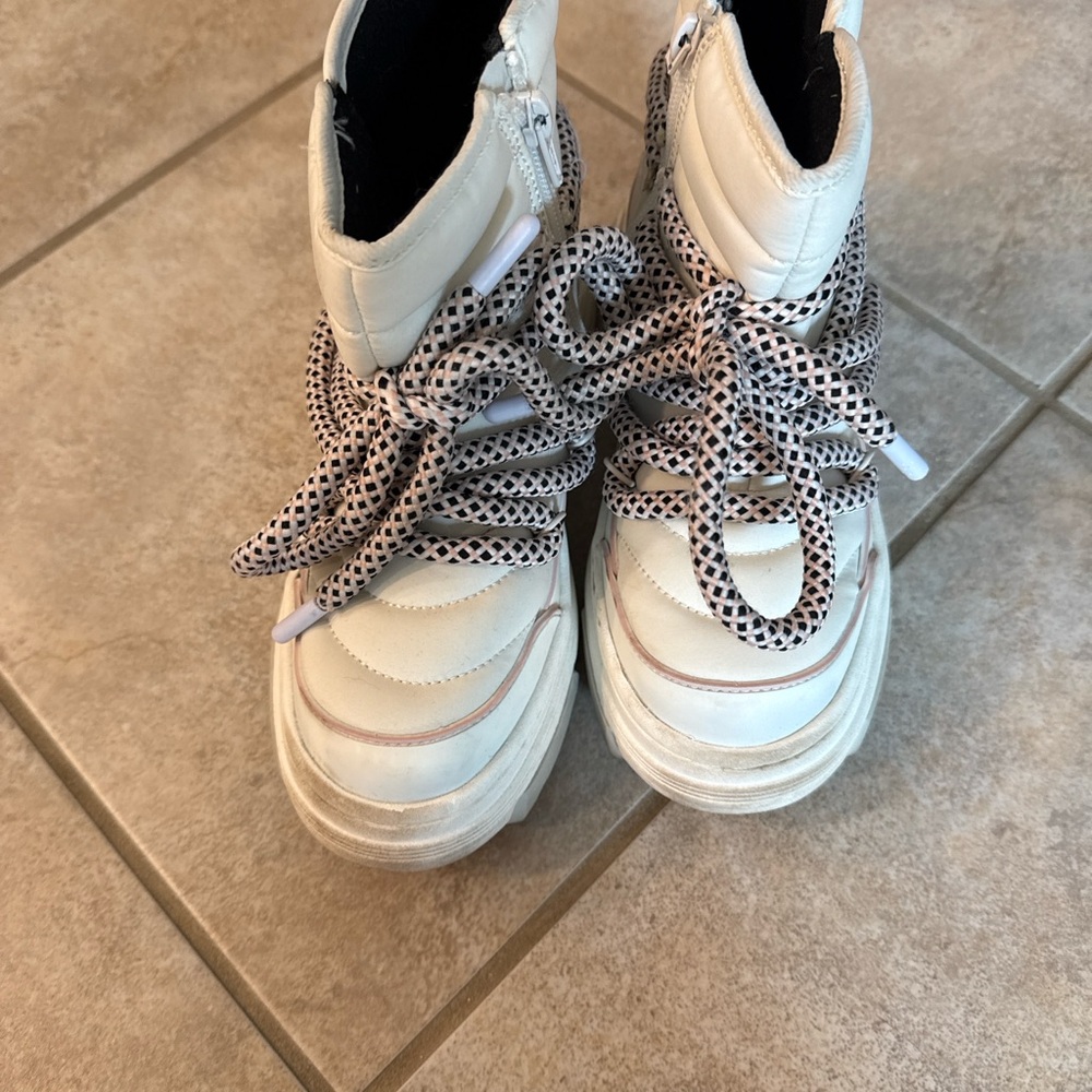 Zara Kids Cream Boots with Patterned Laces - Perfect for snow